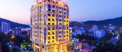 Fachada de la propiedad por la tarde o noche