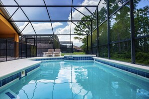 Utomhuspool och uppvärmd pool