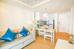 1 Bedroom Pool Access | Salle de séjour | TV connectée, lecteur de DVD, station d'accueil iPod