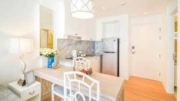 Deluxe City View | Minibar, in-room safe, desk, blackout drapes