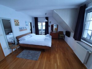 2 makuuhuonetta, silitysrauta/-lauta, ilmainen Wi-Fi, vuodevaatteet