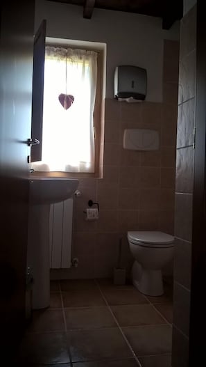 Shared Dormitory, Mixed Dorm | Bathroom | Shower, bidet, towels