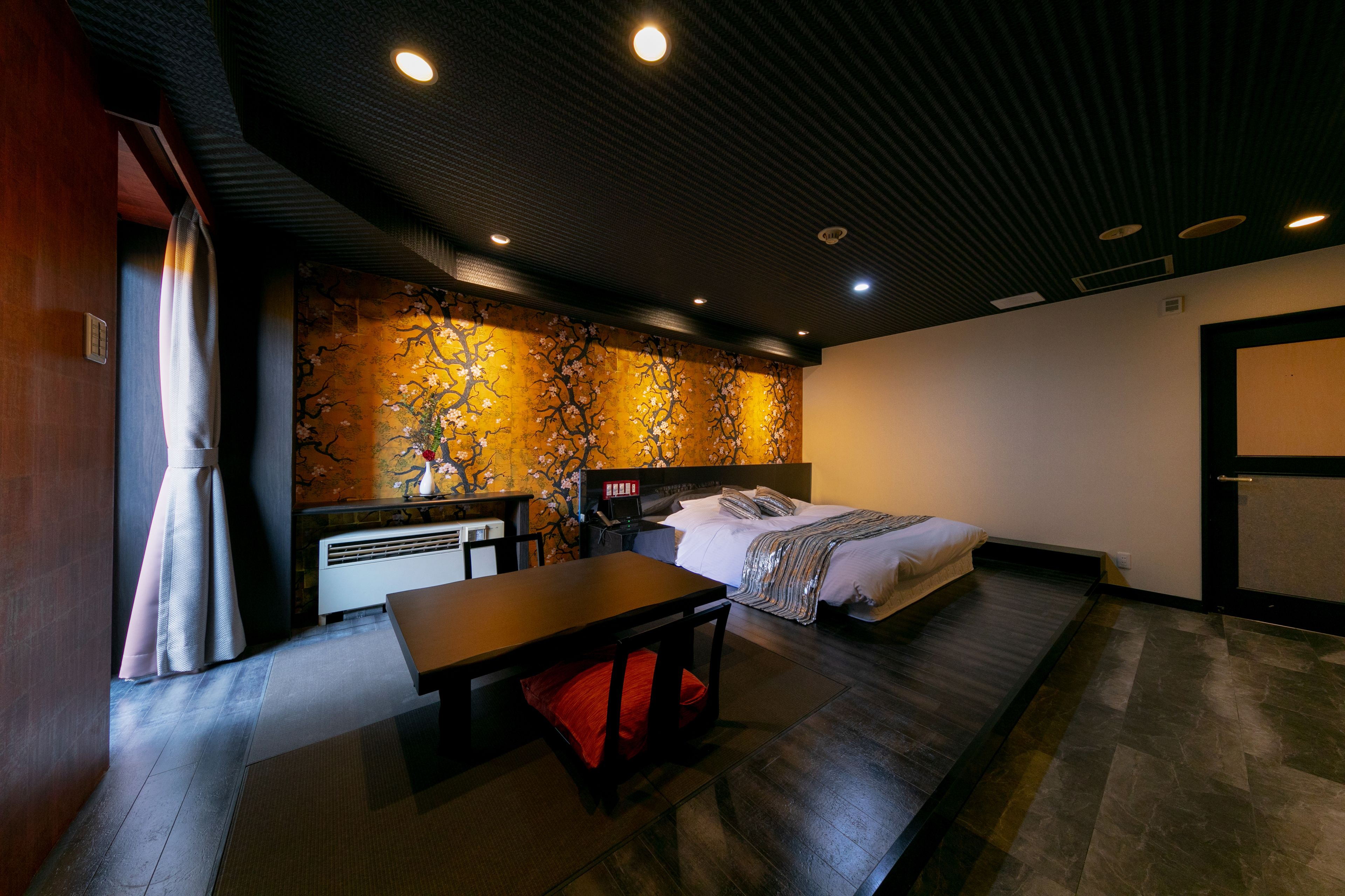 Una habitación de hotel moderna con una cama, un escritorio y una silla.