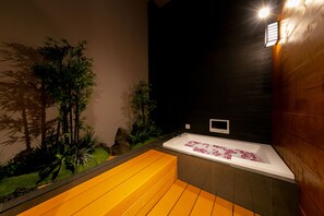 Royal-rum | Badrum | Badkar och dusch, djupt badkar, gratis toalettartiklar och hårtork