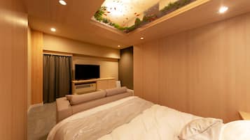 Royal Room | Desk, soundproofing, free WiFi