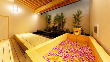 President Room | Bathroom | Separate tub and shower, deep soaking tub, free toiletries, hair dryer