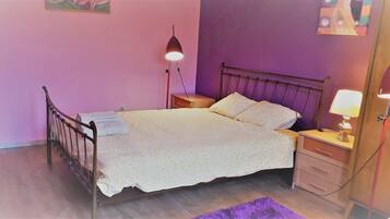 4 bedrooms, iron/ironing board, WiFi, bed sheets