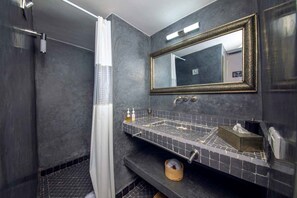 Free toiletries, hair dryer, towels - Riad Ambre et Jasmin (Marrakech)