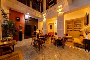 Casa exclusiva, vários quartos | Área de estar