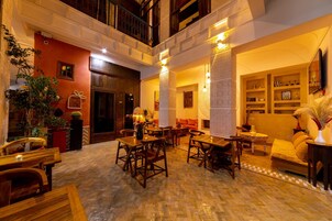 Exclusive House, Multiple Bedrooms | Living area