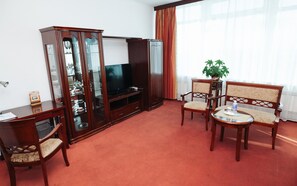 Superior tweepersoonskamer | Woonruimte | Flatscreentelevisie