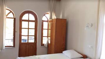 Escritorio, cunas gratuitas, wifi gratis y ropa de cama