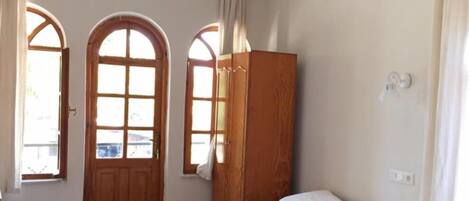 Skrivbord, gratis barnsängar, gratis wi-fi och sängkläder