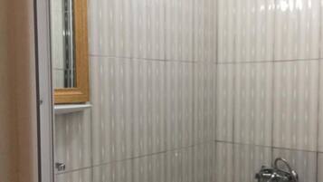 Habitación doble estándar | Baño | Regadera, secadora de cabello, pantuflas, toallas