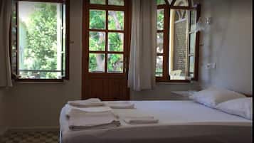 Habitación doble estándar | Escritorio, cunas gratuitas, wifi gratis y ropa de cama