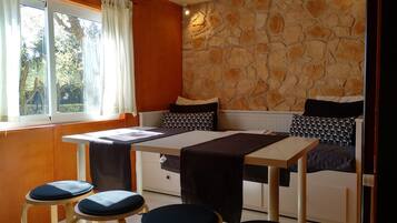 Bungalow, 2 slaapkamers (8 pax) | Woonkamer | Flatscreentelevisie en een tafeltennistafel