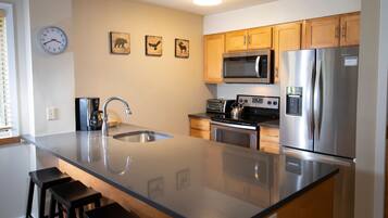 Kondominium, 1 kamar tidur | Dapur pribadi | Oven dan mesin pembuat kopi/teh