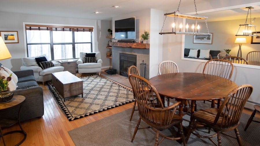 Modern & Updated Winterplace 3br- Sleeps 12 3 Bedroom Condo by RedAwning