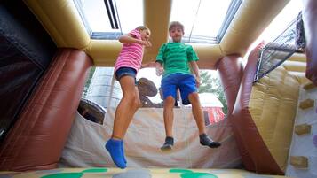 Kondominium, 2 kamar tidur | Area anak-anak