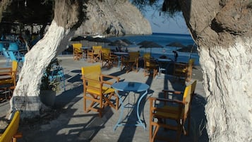 Plage, sable noir, serviettes de plage, massages sur la plage