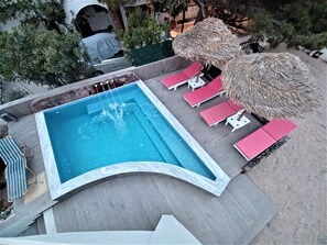 Seasonal outdoor pool, pool umbrellas, pool loungers - Captain Lazaros Villas (Santorini)