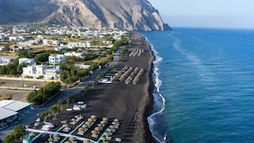 Plage, sable noir, serviettes de plage, massages sur la plage