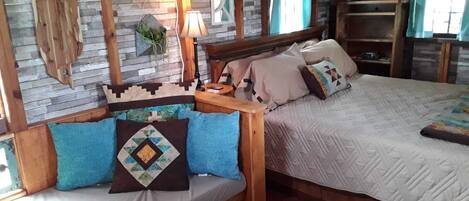 1 quarto, ferros/tábuas de passar roupa, roupa de cama