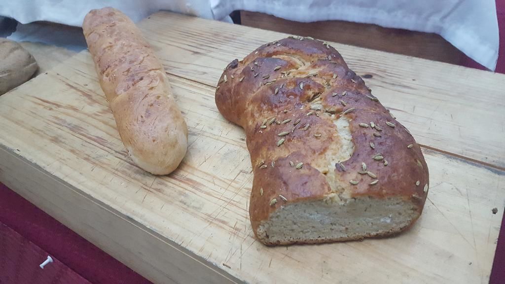 A loaf of bread on a wooden cutting board.