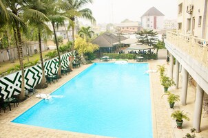 Una piscina al aire libre