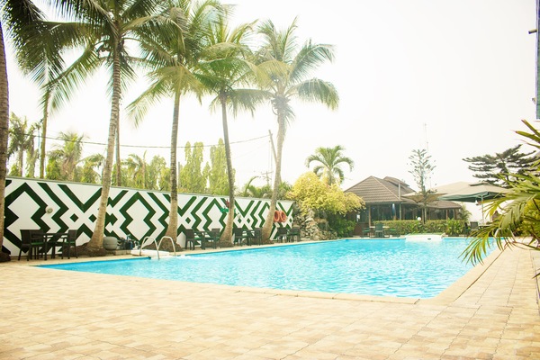 Una piscina al aire libre