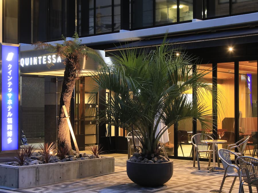 Een bureau, geluiddichte muren, gratis wifi, beddengoed