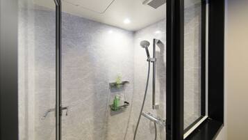 Standard Queen Room | Bathroom | Free toiletries, hair dryer, slippers, electronic bidet