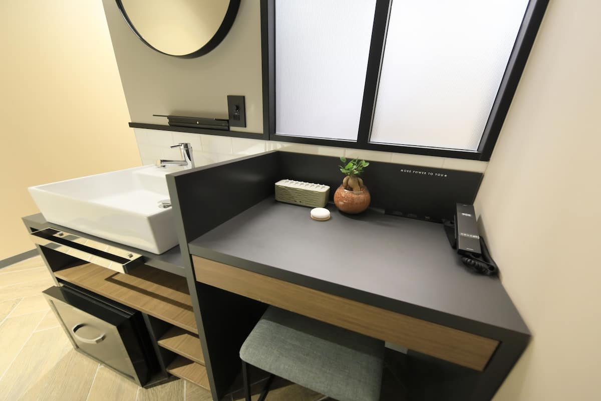 standard queen room | desk, soundproofing, free wifi, bed sheets