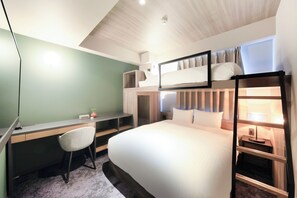 Moderate Queen Room Room + Bunk Bed, Non Smoking | Desk, soundproofing, free WiFi, bed sheets