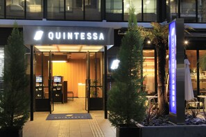 Escrivaninha, quartos à prova de som, Wi-Fi de cortesia, roupa de cama