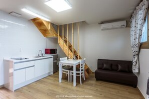 Duplex | Private kitchenette | Fridge, microwave, stovetop, electric kettle - Dodam Dodam Pension (Seogwipo)