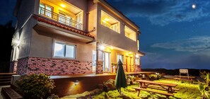 Front of property - evening/night - Dodam Dodam Pension (Seogwipo)