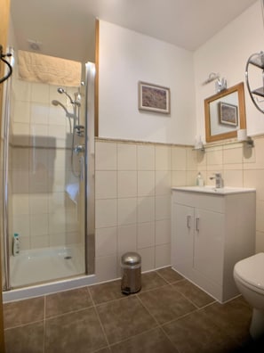 Shower, free toiletries, hair dryer, towels - Ewich House (Crianlarich)