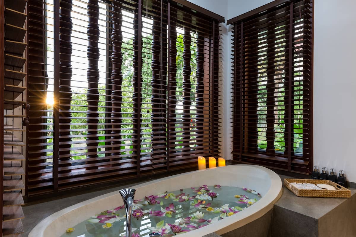 deep-soaking bathtub