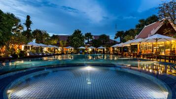 Outdoor pool, free cabanas, pool umbrellas