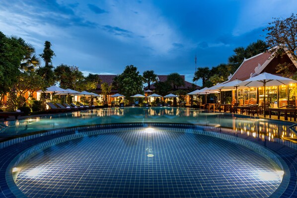 Outdoor pool, free cabanas, pool umbrellas - Angkor Privilege Resort and Spa (Siem Reap)