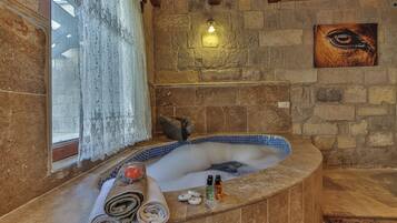 Grand Suite | Deep soaking bathtub