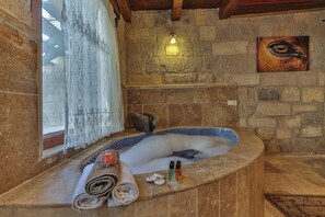 Grand Suite | Deep-soaking bathtub
