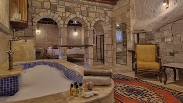 Honeymoon Suite | Living area