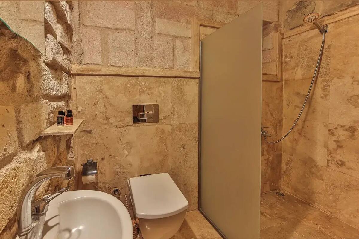 grand suite | bathroom | free toiletries, hair dryer, slippers, towels