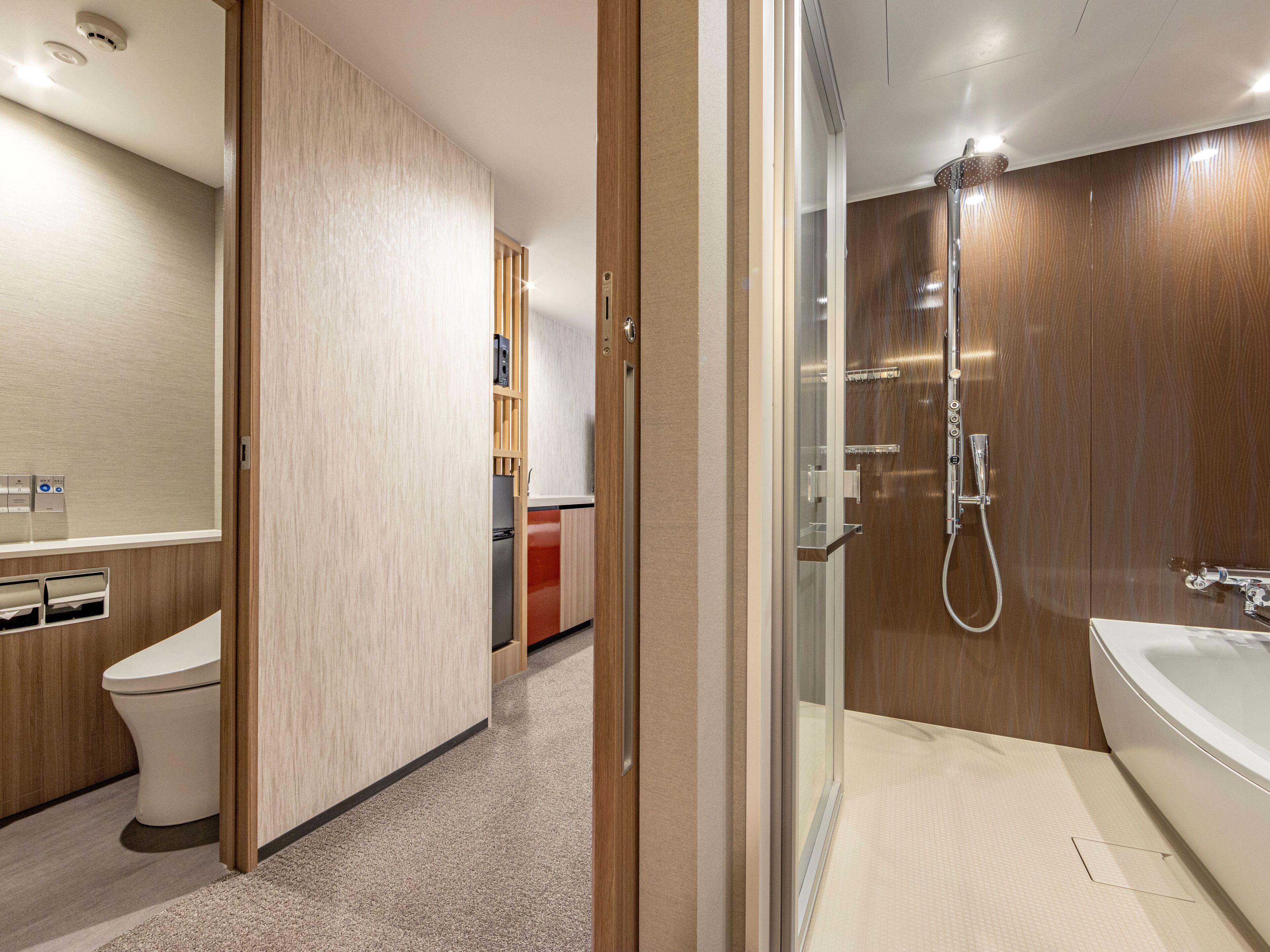 combined shower/bathtub, deep-soaking bathtub, free toiletries