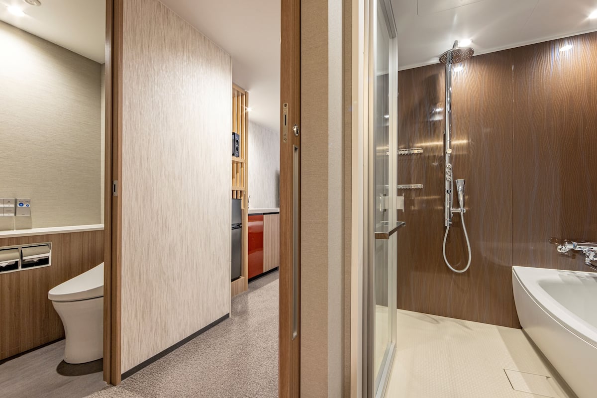 combined shower/bathtub, deep-soaking bathtub, free toiletries