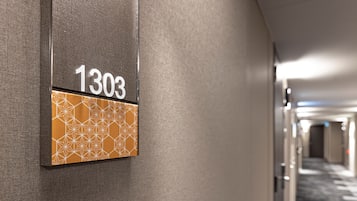 Corredor com uma placa indicando o quarto 1303.