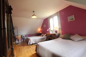 Quarto quádruplo (Bougainvilliers) | Individualmente decorados, individualmente mobiliados, escrivaninha