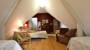 Quadruple Room (Camélia) | Desk, iron/ironing board, travel cot, rollaway beds - Le Bois de Crépi (Poilley)